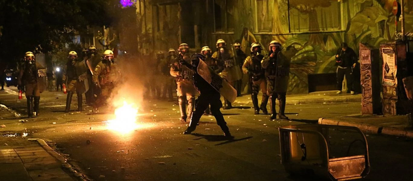 Έγινε της... κοπρομαχίας μεταξύ ομάδων αναρχικών στα Εξάρχεια